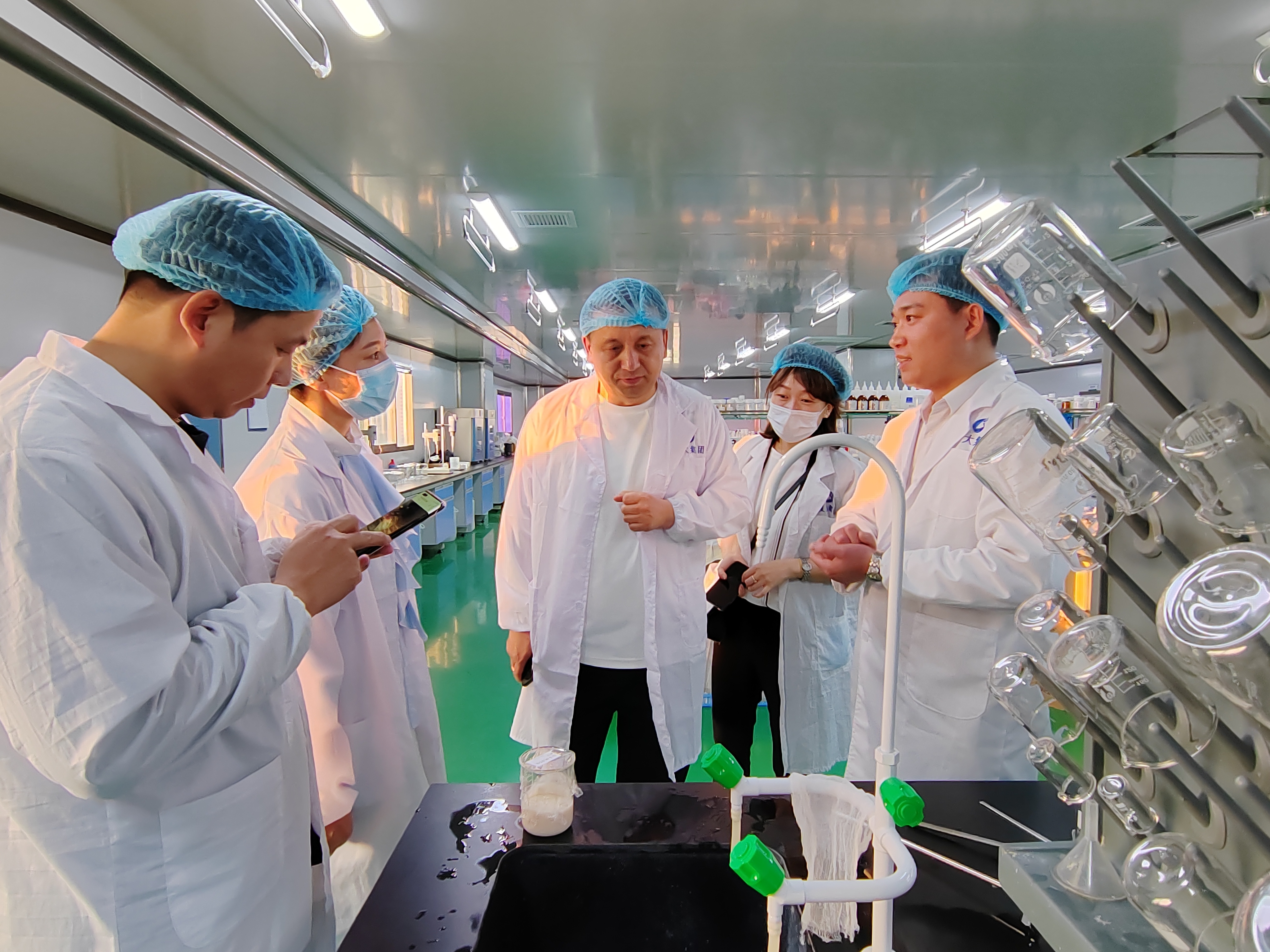 恒行娱乐集团、温泉集团、公服集团商务考察组赴广州调研